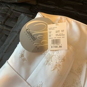 Never worn wedding dress with veil. David’s Bridal.